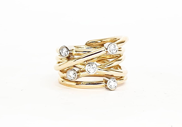 En guldring med naturliga diamanter.