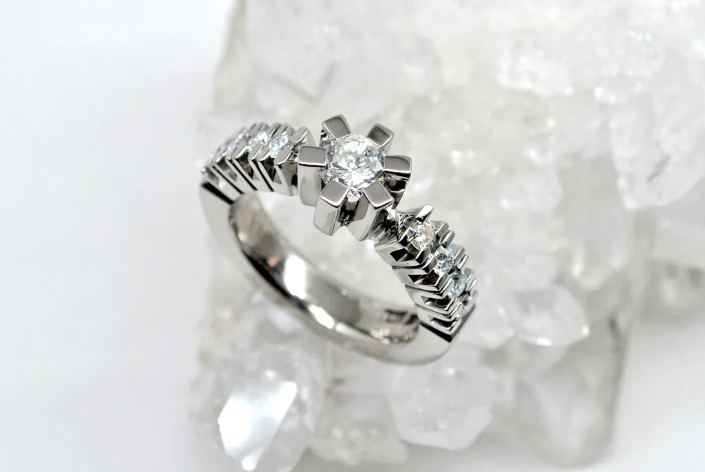 Ring i vitguld med naturliga diamanter.