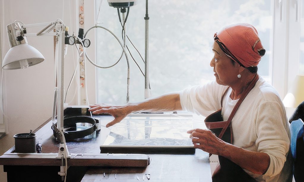 Bild på Michiko Englund vid sitt arbetsbord.