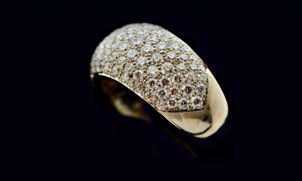 Handsmidd tjock guldring med många diamanter.