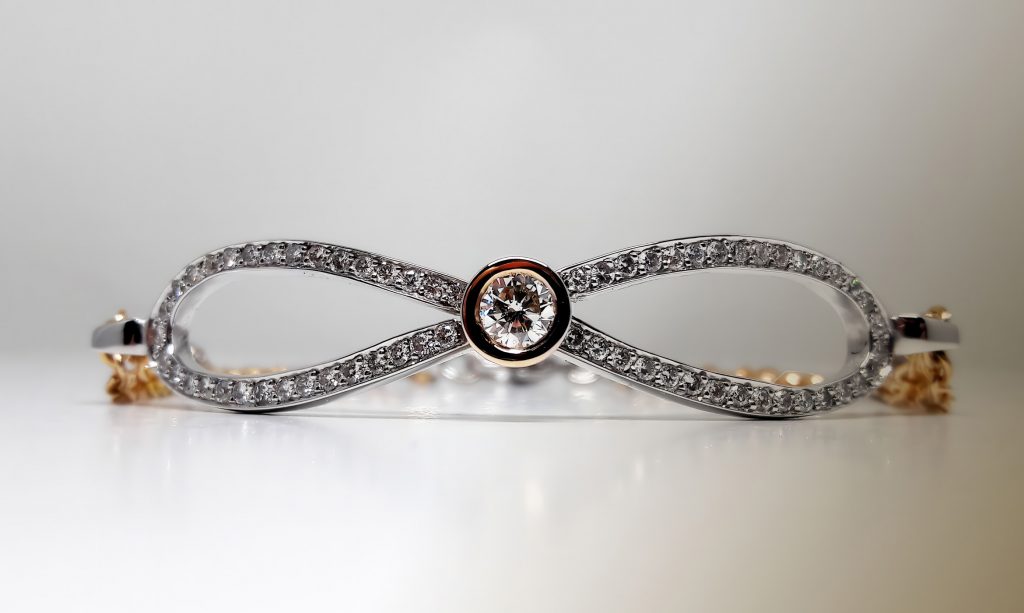 Elegant armband – guld och diamanter.