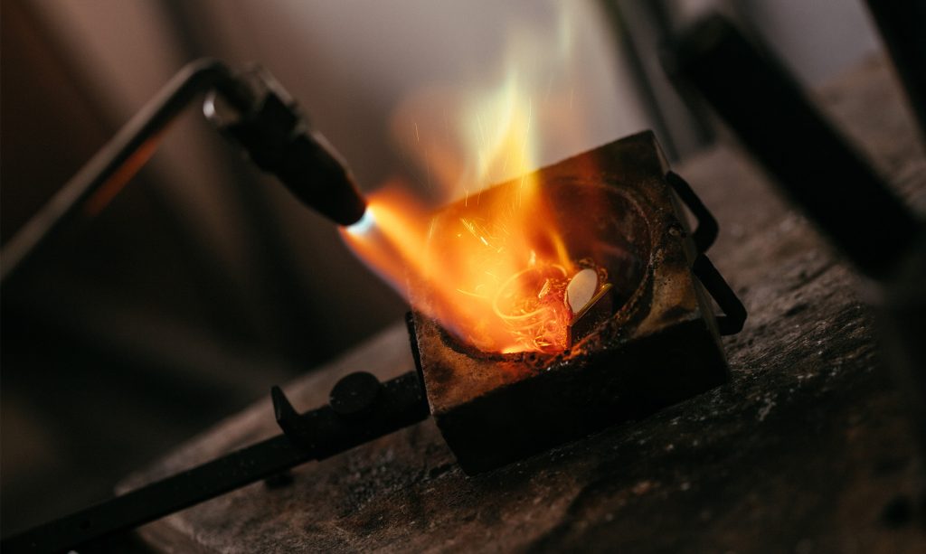 Gamla smycken som smälts ner för att omarbetas till nya smycken.