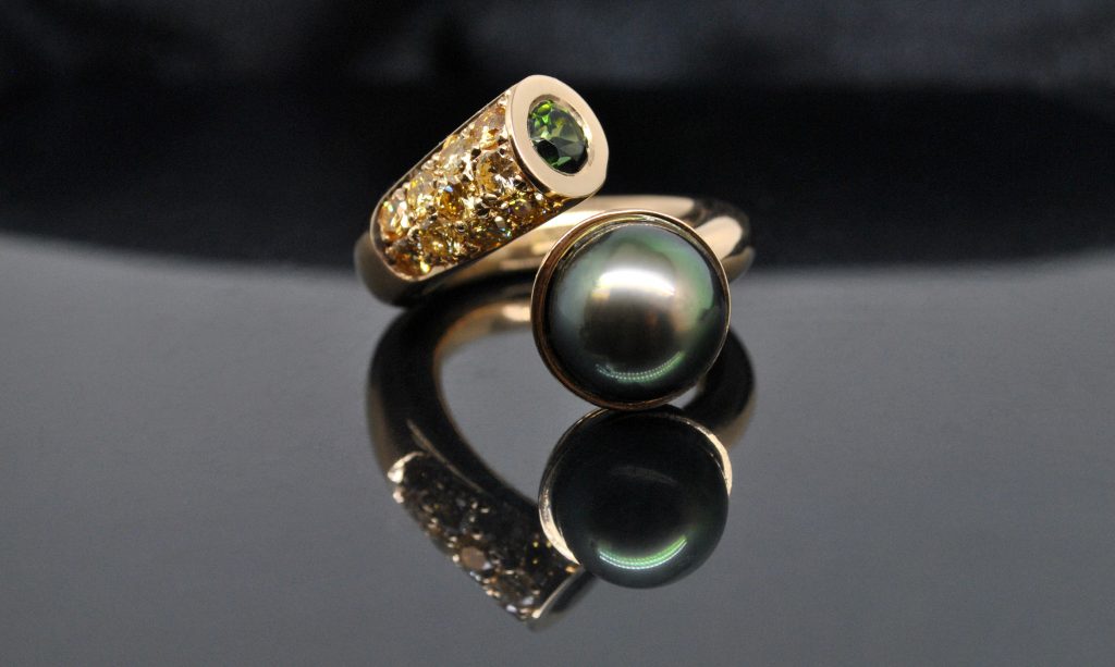 Handgjord guldring med pärla och diamanter