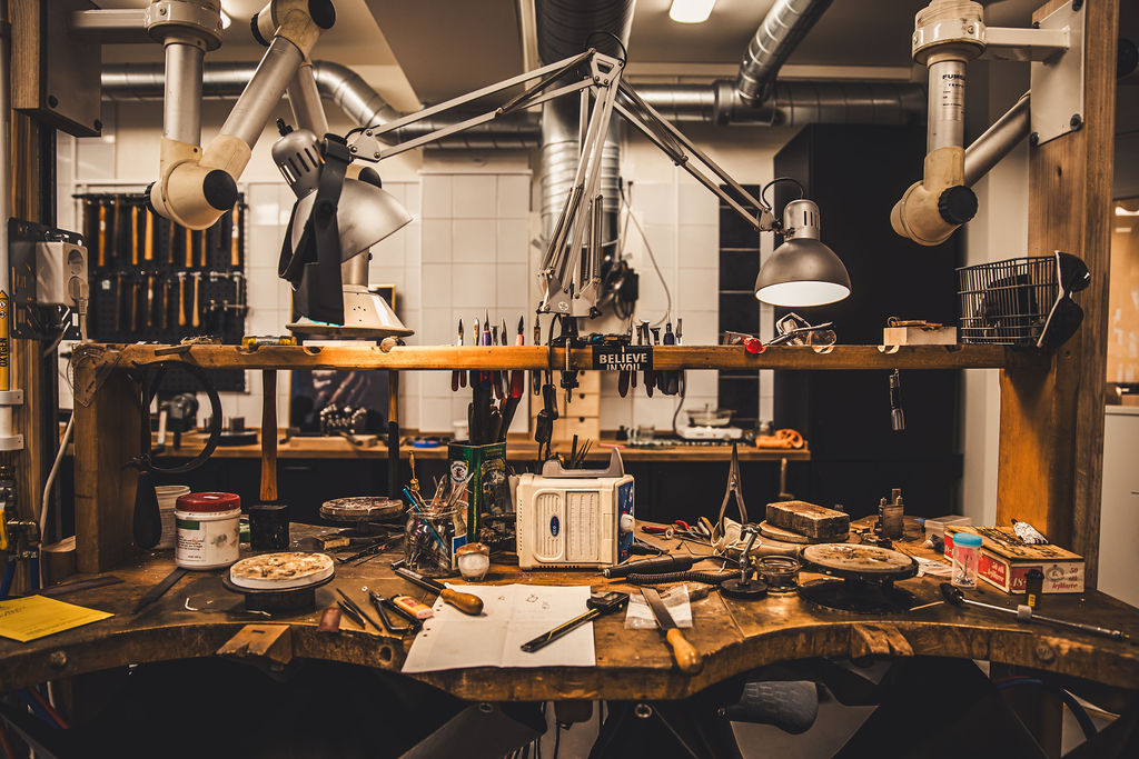 En guldsmeds arbetsbänk där handgjorda smycken blir till.