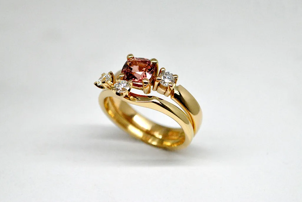 Vigselring i guld med diamanter.