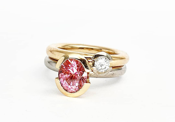 Vigselring med rosa turmalin och diamant.